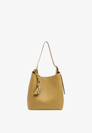 Torba wiadro z brązowej skóry z pojedynczym paskiem na ramię oraz małą przymocowaną saszetką z srebrnym zawieszką w kształcie zamka.