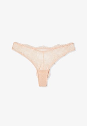 String tanga en dentelle rose clair avec des motifs floraux et des bords festonnés, présenté à plat sur un fond blanc.