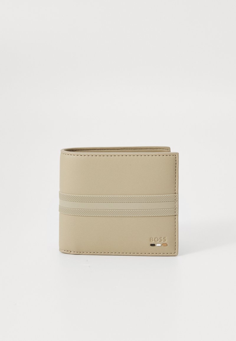Beige lærpung med et teksturert elastisk bånd over midten, med sydd kanter og preget logo i nederste hjørne.