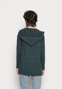 Vero Moda VMDOFFY OPEN HOOD CARDIGAN  - Casaco de malha - sea mossdetail/black melange