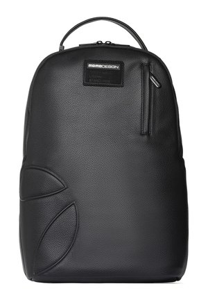 Schwarzer, strukturierter Leder-Rucksack mit Tragegriff oben, vertikaler Reißverschlusstasche rechts, geprägt mit Blattmotiv unten links und MOMO DESIGN Label.