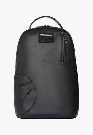 Zaino in pelle nera texture con manico superiore, tasca verticale con zip a destra, motivo a foglia in rilievo in basso a sinistra e etichetta MOMO DESIGN.