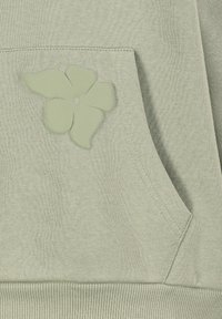 Hellgrüner Sweatshirt mit strukturiertem Blumenapplikation in passender Farbe, mit einer frontalen Tasche und geripptem Saum.