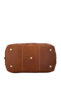 Brązowa skórzana torba o prostokątnym kształcie, z mosiężnymi nóżkami i widocznymi szwami. Gładka tekstura z trzema pionowymi szwami.