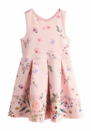 Robe rose sans manches avec jupe plissée décorée de fleurs délicates et de papillons aux couleurs pastel.