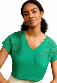 Unselected, green lace detail