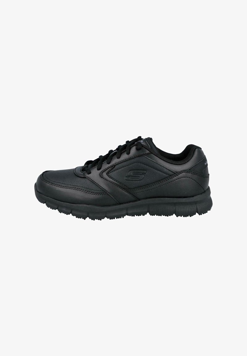 Zapatilla deportiva negra con parte superior de cuero sintético, cuello acolchado y suela de goma. Presenta un cierre de cordones y acentos texturizados para un mejor agarre.