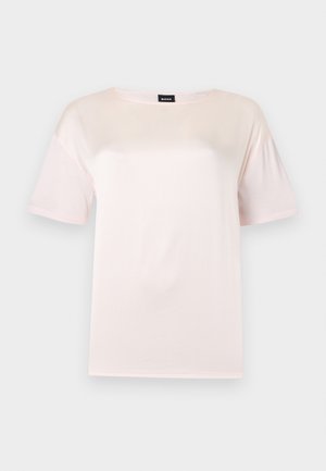 Majica kratkih rukava od svijetloružičastog pamuka s okruglim izrezom i crnom BOSS etiketom unutar ovratnika.