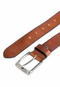 Bruine leren riem met een gestructureerde afwerking, zilverkleurige metalen gesp en gaatjes voor aanpassing. Kenmerkend ontwerp met een afgeronde punt.