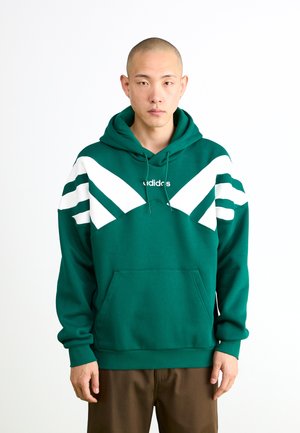 Sudadera con capucha verde de algodón con un bolsillo frontal, que presenta rayas diagonales blancas en el pecho y el logo de Adidas.