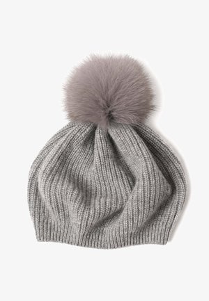 Beanie grigio a maglia con una finitura morbida e testurizzata e un grande pompon in pelliccia sintetica sulla parte superiore. Presenta un design scivoloso e un motivo a coste.