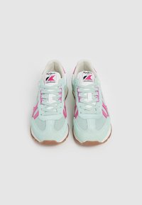 Sneaker azzurri chiari con accenti rosa, materiali in rete e suede, punta rotonda, lacci bianchi e suola in gomma marrone. Logo sulla linguetta.