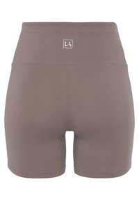 Bruine hooggewaisted shorts van gladde stof met een logo op de tailleband. Kenmerkt zich door een strakke pasvorm en een effen kleur zonder patronen.