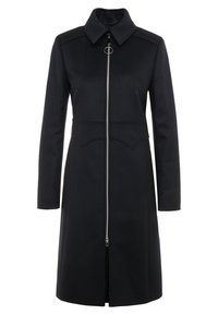 Cappotto lungo nero con un design strutturato, caratterizzato da un colletto a punta, zip frontale e cuciture a contrasto. Tessuto liscio e vestibilità su misura.