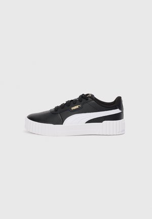 Sneaker in pelle nera con accenti bianchi, superficie testurizzata, punta rotonda, design con lacci e suola spessa in gomma bianca. Caratterizzato da un dettaglio con logo dorato.
