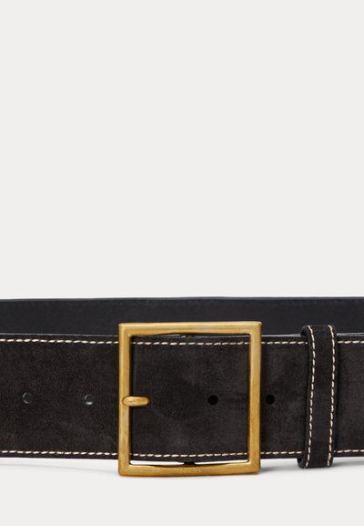 Svart mockabälte med ett fyrkantigt guldmetallspänne, vit söm längs kanterna och flera justeringshål.
