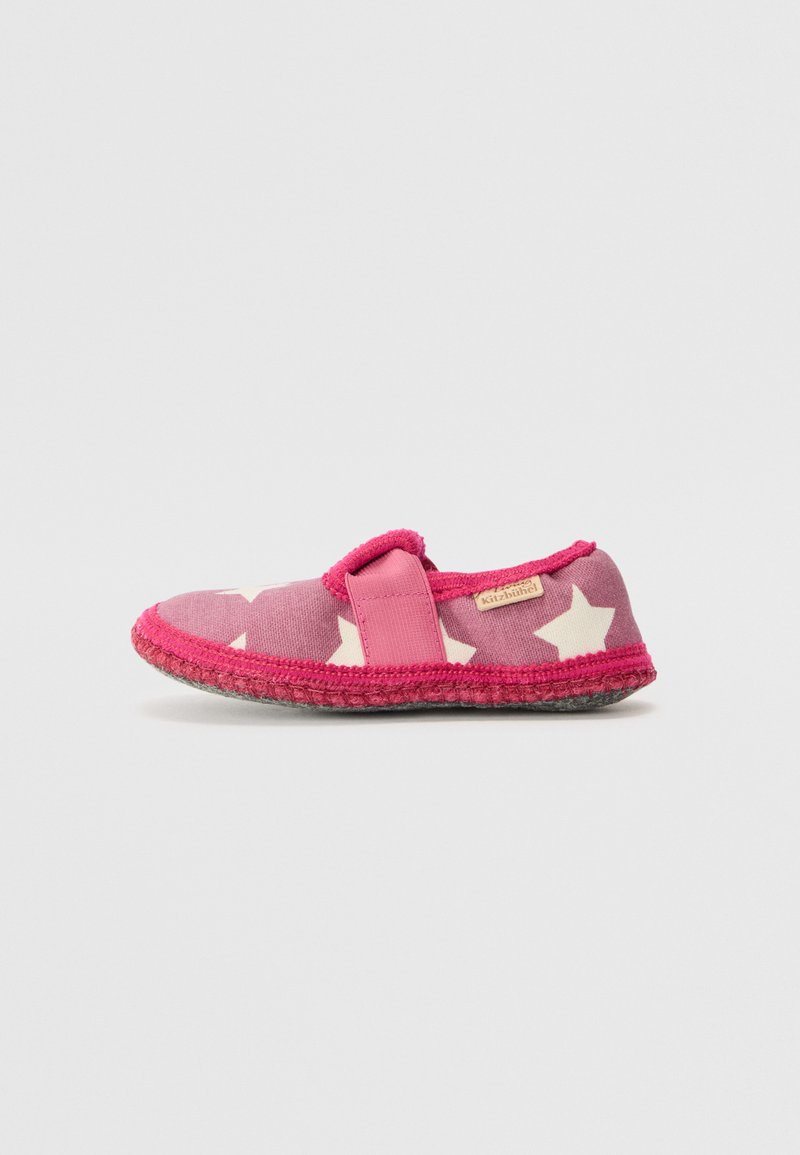 Roze gesloten slipper van zacht materiaal met een wit sterrenpatroon en verstelbare riem. Rubberen zool met een gestructureerde rand voor grip.