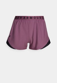 Pantalones cortos deportivos morados con una cintura negra que lleva el texto "UNDER ARMOUR", acentos laterales negros y una textura ligera y suave.