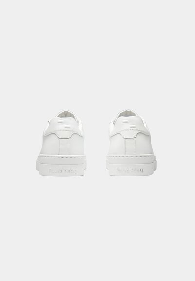 Ζευγάρι λευκά χαμηλά sneakers που φαίνονται από πίσω με λείο δερμάτινο επάνω μέρος και ανάγλυφο όνομα μάρκας στη φτέρνα της σόλας.