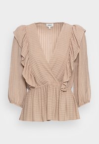 Beige bluse med dyb V-hals, flæser på ærmerne og en udringet peplum i taljen. Det teksturerede stof har fine lodrette striber.