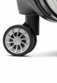 Ruota nera di valigia con un design a più razze in argento, caratterizzata da un pneumatico nero testurizzato per una migliore aderenza. La vista ravvicinata mostra i dettagli della costruzione della ruota.