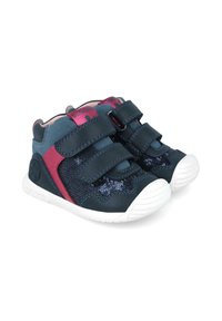 Zapatillas para niños pequeñas en azul marino y burdeos, con tela de lentejuelas, dos correas de Velcro, suela de goma blanca y un tobillo acolchado para mayor comodidad.