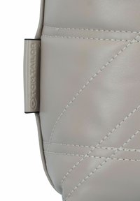 Graue strukturierte Lederhandtasche mit diagonaler Naht, einem Tom Tailor Logoanhänger und einem schlanken, modernen Design mit sichtbaren Beschlägen.
