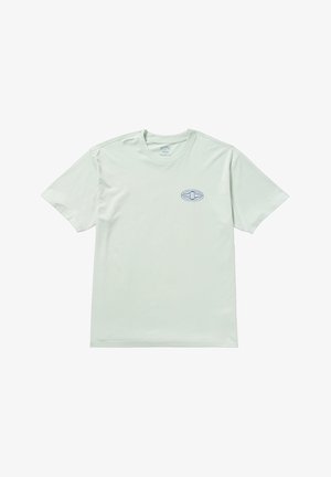 Camiseta de manga curta verde-claro feita de tecido suave, com um pequeno logótipo azul na área do peito esquerdo. Design simples e sem adornos.