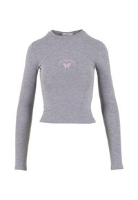 Grå langermet crop top laget av lett materiale med et rosa broderi av "FELICIOUS" og sommerfugldesign på brystet.