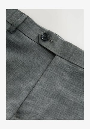 Graue gewebte Stoffhosen mit einem eleganten Design, ausgestattet mit einem schwarzen Knopfverschluss und maßgeschneiderten Taillendetails. Glatte Textur mit feinen Mustern.