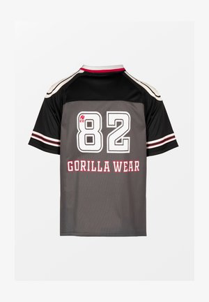 Kort sportshirt met korte mouwen in zwart en grijs met witte en rode strepen, nummer 82, en de tekst "Gorilla Wear" op de achterkant.