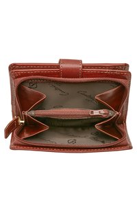 Cartera de cuero en rojo oscuro con patrón interior en relieve. Cuenta con un compartimento con cremallera y dos bolsillos abiertos. Se pueden ver los acentos de costura.
