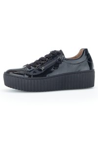 Schwarze Lackleder Plattform-Sneaker mit Schnürverschluss und Reißverschlussteil. Texturiertes schwarzes Gummisohle, elegantes Design und abgerundete Zehen.