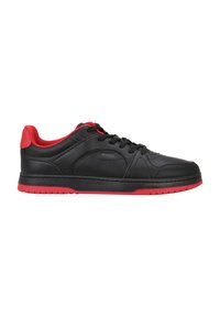 Baskets en cuir noir avec des accents rouges, présentant un design bas, un système de laçage et une semelle en caoutchouc texturé. Le logo de la marque est sur le côté.