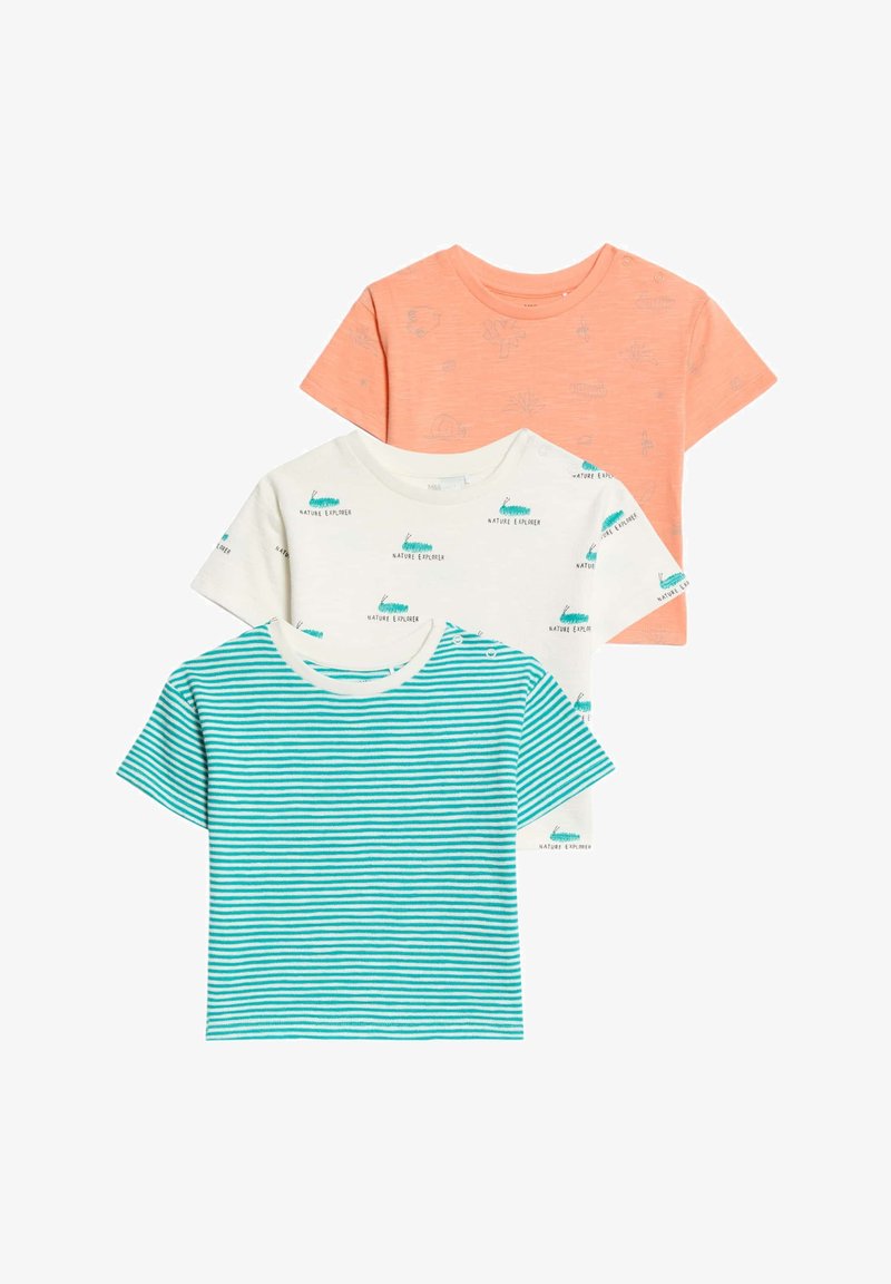 Set med tre barn t-shirts: en korallfärgad, en vit med gröna tryck och en tealrandig, alla i bomull med korta ärmar.