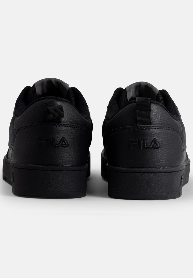 Sneaker nere in pelle liscia, con colletto imbottito, prominente linguetta sul tallone e logo "FILA" stampato sul retro. Suola in gomma inclusa.