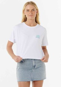 Weißes Baumwoll-T-Shirt mit rundem Halsausschnitt und kurzen Ärmeln, versehen mit einem hellblauen Grafikdesign des Markennamens "Rip Curl" auf der Brust.
