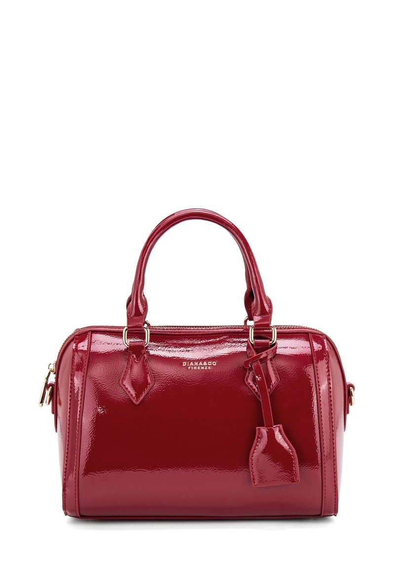 Rode handtas van patenterleder met een ronde vorm, dubbele handvaten bovenaan en een afneembare tag. Bevat gouden hardware en een ritsluiting.