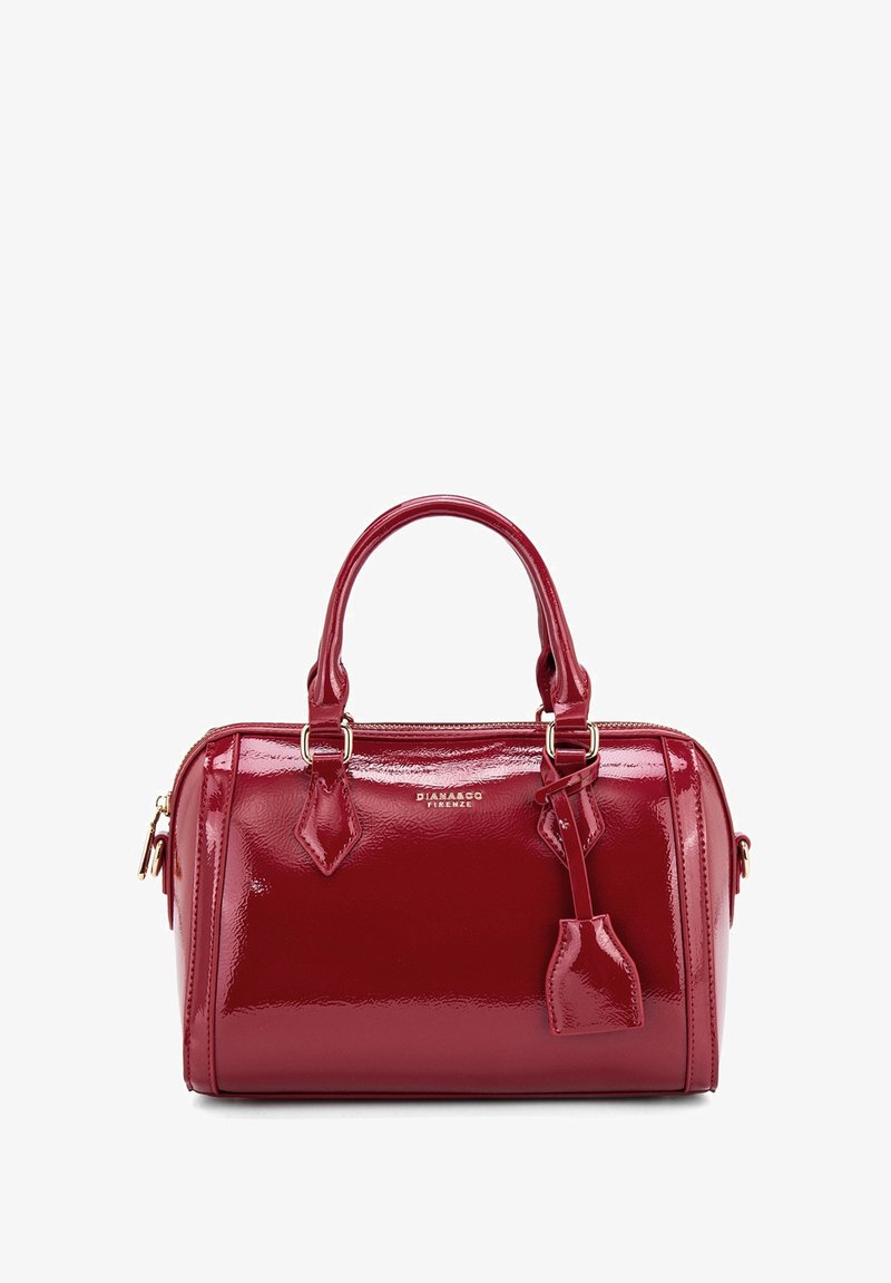Rode handtas van patenterleder met een ronde vorm, dubbele handvaten bovenaan en een afneembare tag. Bevat gouden hardware en een ritsluiting.