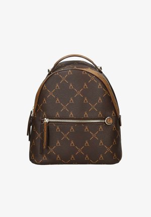 Zainetto piccolo in pelle marrone con motivo geometrico color cuoio, tasca frontale con cerniera e manico superiore su sfondo bianco.