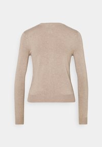 Beżowy sweter dzianinowy z długimi rękawami, ściągaczami przy mankietach i dolnym brzegu. Gładka faktura i prosty design. Widok z tyłu pokazuje okrągły dekolt.