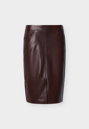 Jupe crayon en cuir marron à texture lisse, avec deux poches latérales et des détails de couture à l'avant, conçue pour une coupe ajustée.