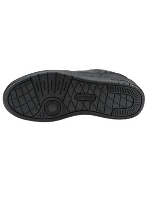 Schwarze Sneaker-Sohle mit einer strukturierten Profilsohle und dem in der Mitte geprägten Markennamen "Lacoste".