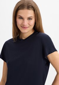 Marineblauw T-shirt met korte mouwen en een relaxte pasvorm, gemaakt van lichtgewicht materiaal, met een subtiele logodetail nabij de zoom.