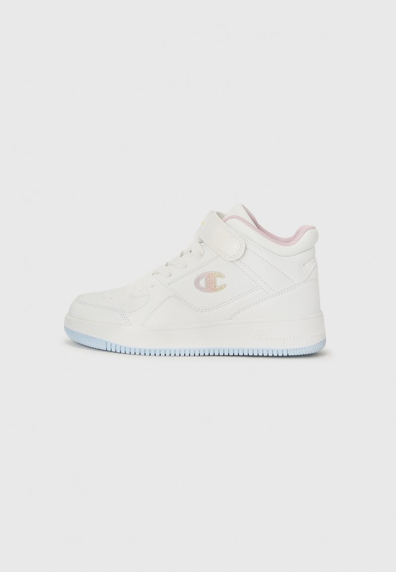 Sapatilhas altas brancas com parte superior em couro liso, detalhes em rosa na língua e sola exterior em borracha translúcida azul. Fecho com tiras de Velcro.