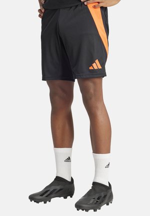 Zwarte sportshorts met oranje accenten, gemaakt van synthetisch materiaal. Heeft een ademend paneel en een Adidas-logo op het onderbeen.