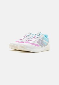 Scarpa con una tomaia in rete bianca, con accenti rosa e azzurro chiaro, righe grigie e una suola texturizzata per stabilità.