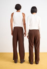Rains ADDIS PANTS WIDE UNISEX - Tepláky - frame