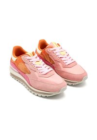 Zapatillas rosas hechas de ante y malla, con cordones blancos, acentos naranjas, y una suela de goma texturizada. Diseño elegante con bloques de color en capas.