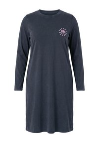 Robe gris foncé à manches longues, longueur au genou, avec un petit motif en spirale rose en forme de soleil sur la partie supérieure gauche de la poitrine.